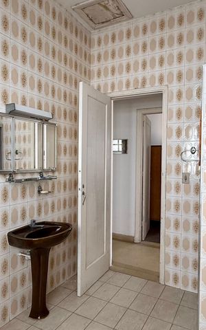 Casa para alugar com 130m², 5 quartos e 1 vaga Casa para alugar com 130m², 5 quartos e 1 vagaBanheiro Social