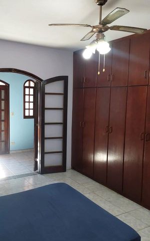 Casa à venda com 199m², 4 quartos e 2 vagas Casa à venda com 199m², 4 quartos e 2 vagasQuarto