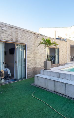 Casa à venda com 200m², 4 quartos e 2 vagas Casa à venda com 200m², 4 quartos e 2 vagasPiscina