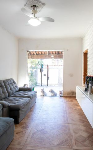 Casa à venda com 200m², 4 quartos e 2 vagas Casa à venda com 200m², 4 quartos e 2 vagasSala