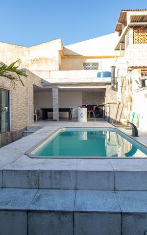 Casa à venda com 200m², 4 quartos e 2 vagas Casa à venda com 200m², 4 quartos e 2 vagasPiscina