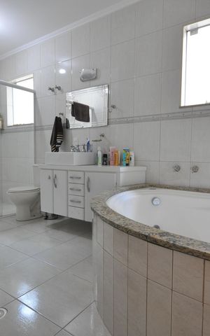 Casa para alugar com 370m², 4 quartos e 5 vagasBanheiro da Suíte 1