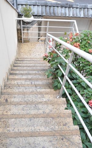 Casa para alugar com 370m², 4 quartos e 5 vagasEscada de acesso