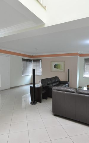 Casa para alugar com 370m², 4 quartos e 5 vagasSala
