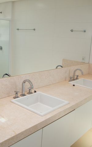 Apartamento para alugar com 570m², 3 quartos e 4 vagas Apartamento para alugar com 570m², 3 quartos e 4 vagasBanheiro da Suíte 2