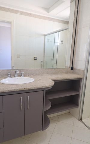 Apartamento para alugar com 217m², 3 quartos e 2 vagasBanheiro do Quarto 1