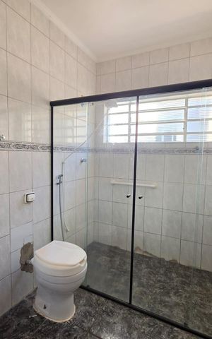 Casa à venda com 128m², 3 quartos e 2 vagas Casa à venda com 128m², 3 quartos e 2 vagasBanheiro