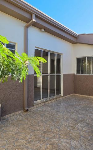 Casa à venda com 128m², 3 quartos e 2 vagas Casa à venda com 128m², 3 quartos e 2 vagasÁrea externa