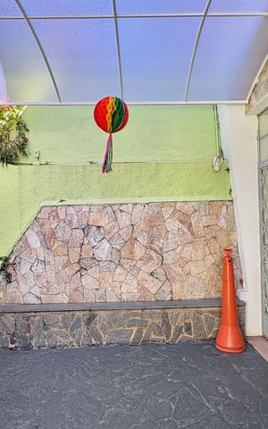 Casa à venda com 236m², 7 quartos e 2 vagas Casa à venda com 236m², 7 quartos e 2 vagasÁrea comum - Primeiro andar