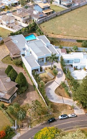 Casa de condomínio à venda com 667m², 5 quartos e 6 vagas Casa de condomínio à venda com 667m², 5 quartos e 6 vagasVista