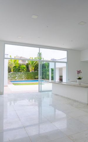 Casa de condomínio à venda com 667m², 5 quartos e 6 vagas Casa de condomínio à venda com 667m², 5 quartos e 6 vagasSala