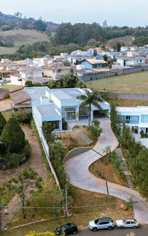 Casa de condomínio à venda com 667m², 5 quartos e 6 vagas Casa de condomínio à venda com 667m², 5 quartos e 6 vagasVista