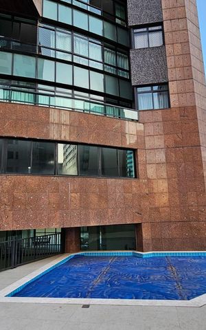 Apartamento à venda com 185m², 4 quartos e 4 vagas Apartamento à venda com 185m², 4 quartos e 4 vagasÁrea comum - Piscina