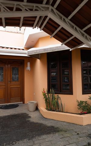 Casa de condomínio para alugar com 458m², 4 quartos e 4 vagas Casa de condomínio para alugar com 458m², 4 quartos e 4 vagasFachada