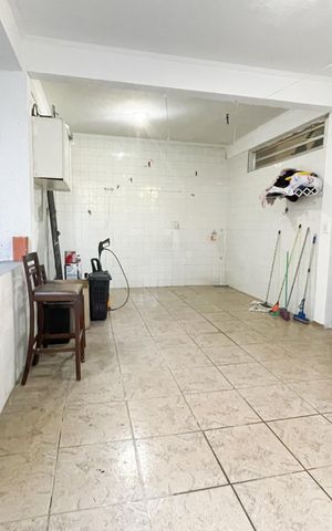 Casa à venda com 300m², 3 quartos e 2 vagas Casa à venda com 300m², 3 quartos e 2 vagasSala