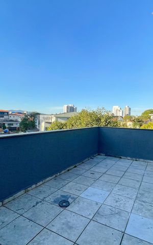 Casa à venda com 300m², 3 quartos e 2 vagas Casa à venda com 300m², 3 quartos e 2 vagasVaranda