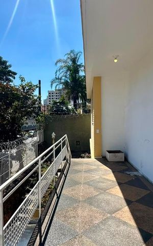 Casa para alugar com 212m², 3 quartos e 1 vaga Casa para alugar com 212m², 3 quartos e 1 vagaVaranda
