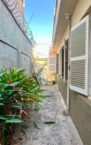 Casa para alugar com 212m², 3 quartos e 1 vaga Casa para alugar com 212m², 3 quartos e 1 vagaLateral da casa