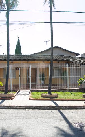 Casa à venda com 800m², 4 quartos e 5 vagas Casa à venda com 800m², 4 quartos e 5 vagasFachada