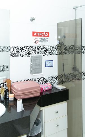Casa à venda com 800m², 4 quartos e 5 vagas Casa à venda com 800m², 4 quartos e 5 vagasBanheiro social