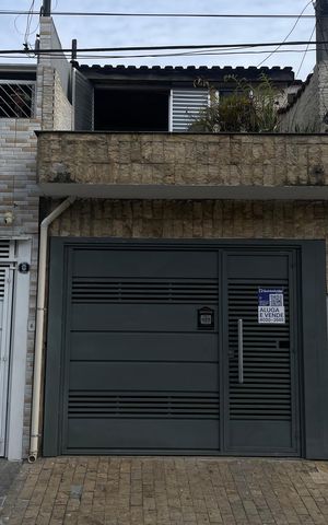 Casa à venda com 114m², 2 quartos e 1 vaga Casa à venda com 114m², 2 quartos e 1 vagaFachada+Placa
