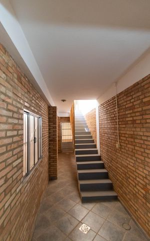 Casa à venda com 250m², 3 quartos e 2 vagas Casa à venda com 250m², 3 quartos e 2 vagasESCADA ACESSOS