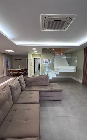 Casa de condomínio à venda com 360m², 4 quartos e 2 vagas Casa de condomínio à venda com 360m², 4 quartos e 2 vagasSala
