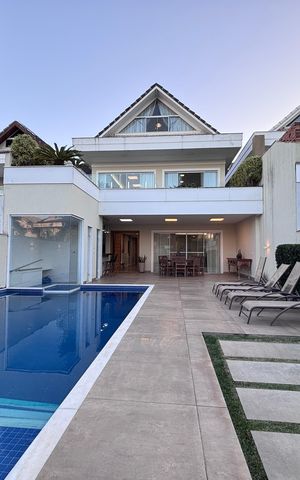 Casa de condomínio à venda com 360m², 4 quartos e 2 vagas Casa de condomínio à venda com 360m², 4 quartos e 2 vagasFachada