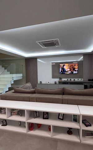 Casa de condomínio à venda com 360m², 4 quartos e 2 vagas Casa de condomínio à venda com 360m², 4 quartos e 2 vagasSala