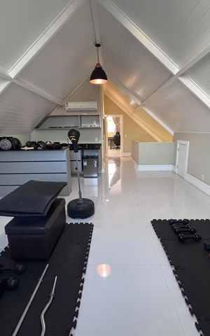 Casa de condomínio à venda com 360m², 4 quartos e 2 vagas Casa de condomínio à venda com 360m², 4 quartos e 2 vagasSótão
