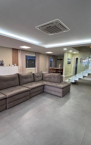 Casa de condomínio à venda com 360m², 4 quartos e 2 vagas Casa de condomínio à venda com 360m², 4 quartos e 2 vagasSala