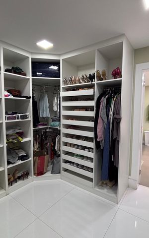 Casa de condomínio à venda com 360m², 4 quartos e 2 vagas Casa de condomínio à venda com 360m², 4 quartos e 2 vagasCloset da suíte 1