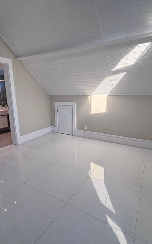 Casa de condomínio à venda com 360m², 4 quartos e 2 vagas Casa de condomínio à venda com 360m², 4 quartos e 2 vagasSuíte 4