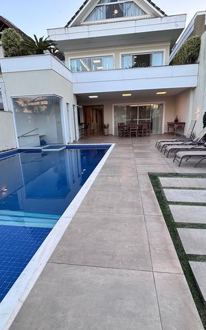 Casa de condomínio à venda com 360m², 4 quartos e 2 vagas Casa de condomínio à venda com 360m², 4 quartos e 2 vagasÁrea externa