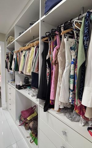 Casa de condomínio à venda com 360m², 4 quartos e 2 vagas Casa de condomínio à venda com 360m², 4 quartos e 2 vagasCloset da Suíte 1