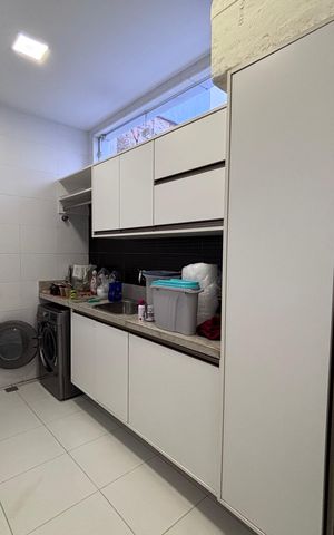 Casa de condomínio à venda com 360m², 4 quartos e 2 vagas Casa de condomínio à venda com 360m², 4 quartos e 2 vagasÁrea de Serviço