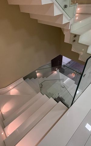 Casa de condomínio à venda com 360m², 4 quartos e 2 vagas Casa de condomínio à venda com 360m², 4 quartos e 2 vagasEscada