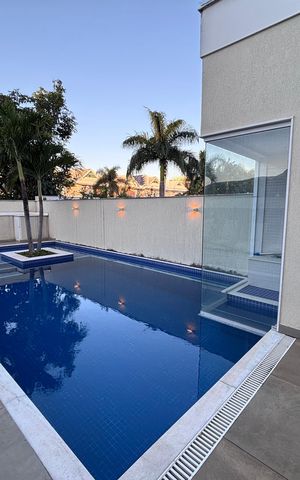 Casa de condomínio à venda com 360m², 4 quartos e 2 vagas Casa de condomínio à venda com 360m², 4 quartos e 2 vagasÁrea externa