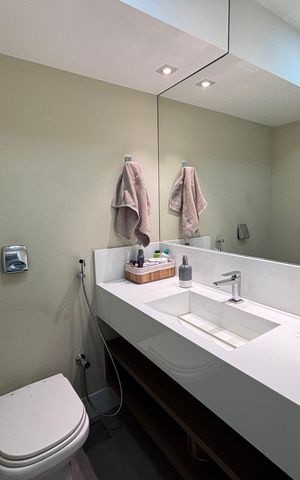 Casa de condomínio à venda com 360m², 4 quartos e 2 vagas Casa de condomínio à venda com 360m², 4 quartos e 2 vagasLavabo