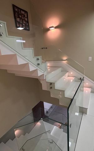 Casa de condomínio à venda com 360m², 4 quartos e 2 vagas Casa de condomínio à venda com 360m², 4 quartos e 2 vagasEscada