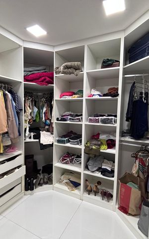 Casa de condomínio à venda com 360m², 4 quartos e 2 vagas Casa de condomínio à venda com 360m², 4 quartos e 2 vagasCloset da Suíte 1