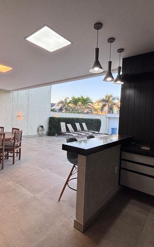 Casa de condomínio à venda com 360m², 4 quartos e 2 vagas Casa de condomínio à venda com 360m², 4 quartos e 2 vagasÁrea externa