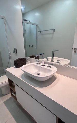 Casa de condomínio à venda com 360m², 4 quartos e 2 vagas Casa de condomínio à venda com 360m², 4 quartos e 2 vagasBanheiro da Suíte 3