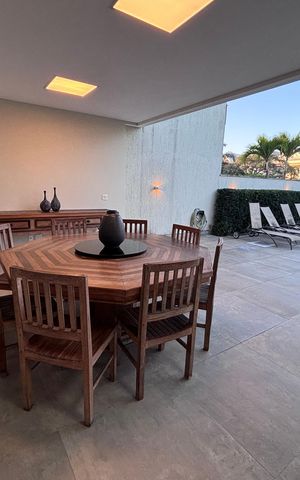 Casa de condomínio à venda com 360m², 4 quartos e 2 vagas Casa de condomínio à venda com 360m², 4 quartos e 2 vagasÁrea externa