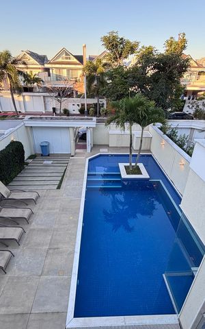 Casa de condomínio à venda com 360m², 4 quartos e 2 vagas Casa de condomínio à venda com 360m², 4 quartos e 2 vagasVaranda