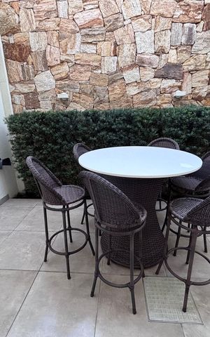 Casa de condomínio à venda com 360m², 4 quartos e 2 vagas Casa de condomínio à venda com 360m², 4 quartos e 2 vagasÁrea externa