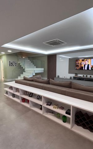 Casa de condomínio à venda com 360m², 4 quartos e 2 vagas Casa de condomínio à venda com 360m², 4 quartos e 2 vagasSala