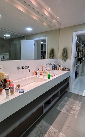 Casa de condomínio à venda com 360m², 4 quartos e 2 vagas Casa de condomínio à venda com 360m², 4 quartos e 2 vagasBanheiro da Suíte 1