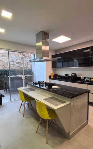 Casa de condomínio à venda com 360m², 4 quartos e 2 vagas Casa de condomínio à venda com 360m², 4 quartos e 2 vagasCozinha