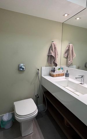 Casa de condomínio à venda com 360m², 4 quartos e 2 vagas Casa de condomínio à venda com 360m², 4 quartos e 2 vagasLavabo